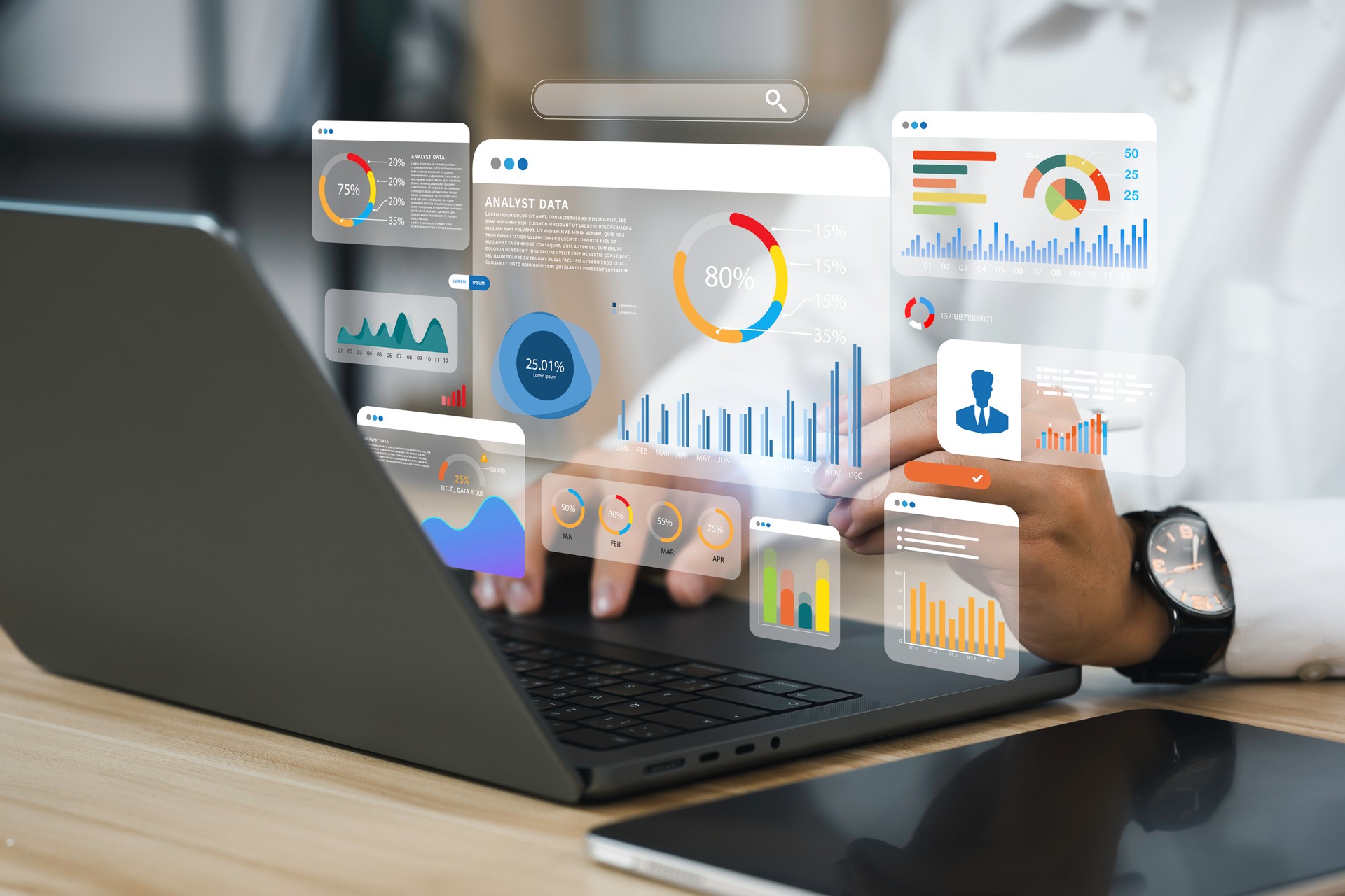 Un analyste utilise un ordinateur et un tableau de bord pour l’analyse des données commerciales et le système de gestion des données avec des KPI et des métriques connectés à la base de données pour la finance, les opérations, les ventes et le ma